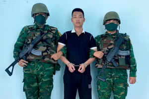 Bộ đội Biên phòng bắt giữ một đối tượng. (Ảnh: LÊ KHOA)
