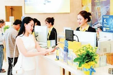 Giao dịch viên Nam A Bank tư vấn cho khách hàng.
