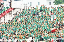 Cổ động viên Câu lạc bộ Trường Tươi Bình Phước cổ vũ đội nhà.