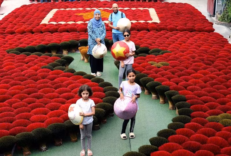 Du khách nước ngoài khám phá làng hương Quảng Phú Cầu (xã Ứng Thiên). (Ảnh THÀNH PHƯƠNG)