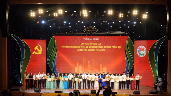 Lãnh đạo Thành phố trao giải cho các đội thi.