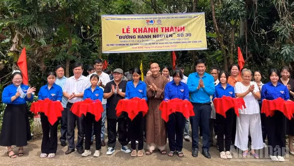 Đại biểu dự buổi lễ thực hiện nghi thức cắt băng khánh thành công trình "Đường Hạnh nguyện" số 30.