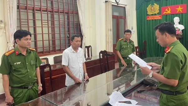 Đối tượng Huỳnh Điền Hiếu Trung bị khởi tố để điều tra hành vi lừa đảo chiếm đoạt tài sản. (Ảnh: Cổng thông tin điện tử Công an tỉnh Vĩnh Long)