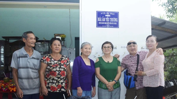 Đồng chí Nguyễn Thị Đẹp (bên phải) cùng nhà hảo tâm bàn giao nhà mái ấm tình thương cho người dân tại địa phương.