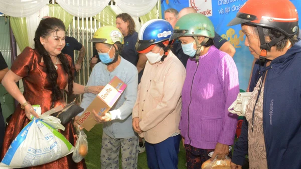 Bà Nguyễn Thị Thạnh trao quà cho hộ nghèo tại xã Phước Mỹ Trung, tỉnh Vĩnh Long.