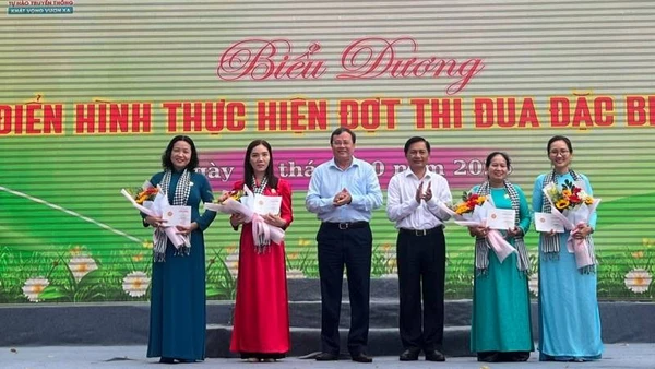 Nhìn Lại Nhiệm Kỳ “Vượt Sóng Dữ”, Tạo Dựng Nền Tảng Cho Tương Lai Nơi Cực Nam Tổ Quốc Lãnh Đạo Tỉnh Ủy Vĩnh Long Trao Kỷ Niệm Chương Vì Sự Phát Triển Của Phụ Nữ Việt Nam Cho Các Chị Em Phụ Nữ Trong Tỉnh. (Ảnh: Hoàng Trung)
