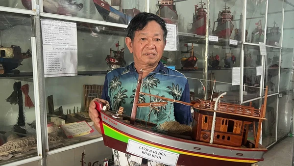 Nhìn Lại Nhiệm Kỳ “Vượt Sóng Dữ”, Tạo Dựng Nền Tảng Cho Tương Lai Nơi Cực Nam Tổ Quốc Nghệ Nhân Nguyễn Văn Léo Bên Những Chiếc Tàu Đánh Cá Gắn Liền Với Cuộc Đời Mình. (Ảnh: Hoàng Trung)