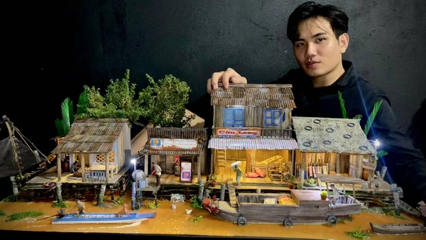 Khánh bên mô hình khung cảnh làng quê sông nước độc đáo của mình.