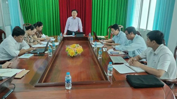 Đại biểu tham dự hội nghị thẩm định nội dung "Sổ tay hướng dẫn thực hành kinh tế tuần hoàn". (Ảnh: HOÀNG TRUNG)