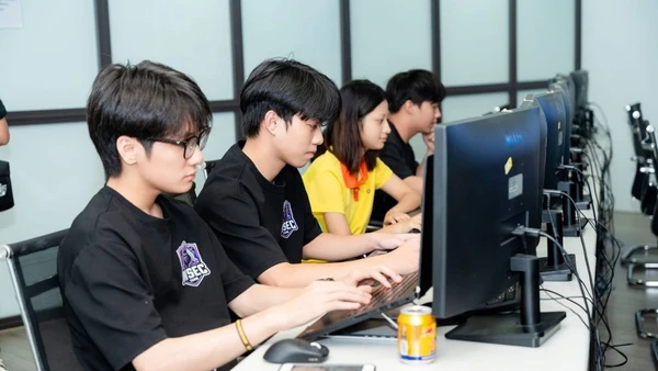 Các thí sinh tham gia Cuộc thi Sinh viên An ninh mạng 2025 tại một điểm thi.