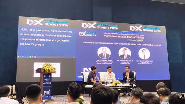 Các đại biểu thảo luận tại Hội thảo "Giải pháp công nghệ cho các bài toán lớn: Mở khóa động lực tăng trưởng 2 con số".