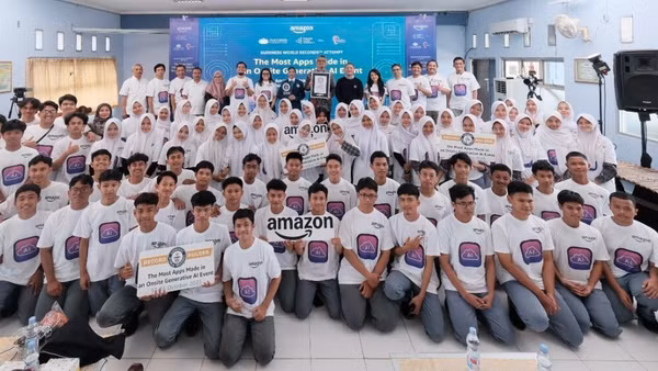 Hơn 2.000 học sinh tham gia lập kỷ lục GUINNESS WORLD RECORDS®. Ảnh: AWS