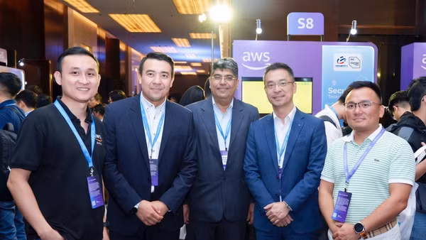 Đội ngũ Noventiq giới thiệu giải pháp bảo mật đám mây cho doanh nghiệp Việt trong sự kiện AWS Cloud Day Hà Nội.