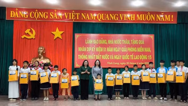Phó Chủ tịch nước Võ Thị Ánh Xuân cùng lãnh đạo chính quyền địa phương tặng quà cho trẻ em có hoàn cảnh khó khăn tại tỉnh Vĩnh Long.