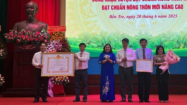 Lãnh đạo dự hội nghị trao quyết định của Thủ tướng Chính phủ công nhận huyện Chợ Lách đạt chuẩn nông thôn mới nâng cao. (Ảnh: HOÀNG TRUNG)