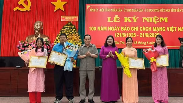 Lãnh đạo tỉnh Bến Tre trao giải Nhất Giải báo chí Sương Nguyệt Anh năm 2025. (Ảnh: HOÀNG TRUNG)