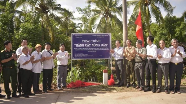 Lãnh đạo tỉnh Bến Tre cùng người dân thực hiện trồng cây xanh bảo vệ môi trường. (Ảnh: HOÀNG TRUNG).