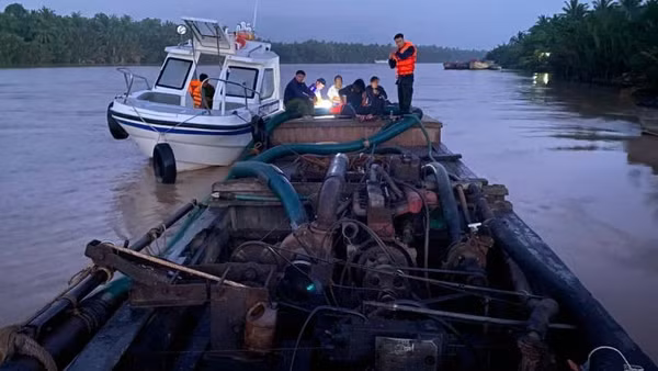 Phương tiện khai thác cát trái phép bị cơ quan Công an tạm giữ. (Ảnh: HOÀNG TRUNG)