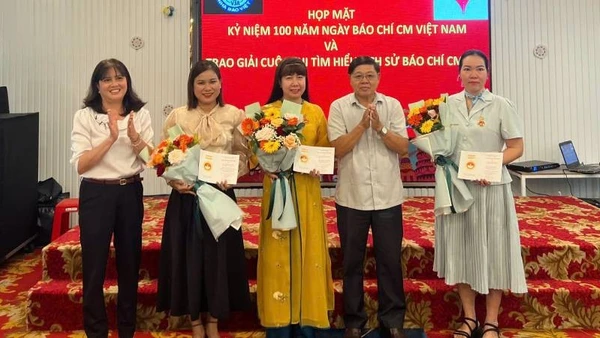 Lãnh đạo Hội Nhà báo tỉnh Bến Tre trao kỷ niệm chương của Hội Nhà báo Việt Nam cho 3 nhà báo. (Ảnh: HOÀNG TRUNG)