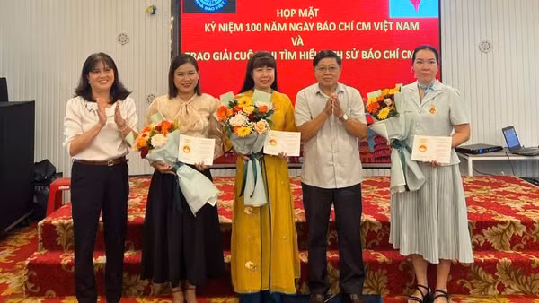 Lãnh đạo Hội Nhà báo tỉnh Bến Tre trao kỷ niệm chương của Hội Nhà báo Việt Nam cho 3 nhà báo. (Ảnh: HOÀNG TRUNG)