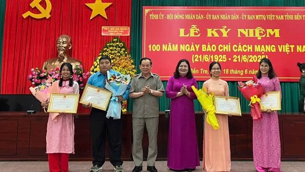 Lãnh đạo tỉnh Bến Tre trao giải Nhất Giải báo chí Sương Nguyệt Anh năm 2025. (Ảnh: HOÀNG TRUNG)