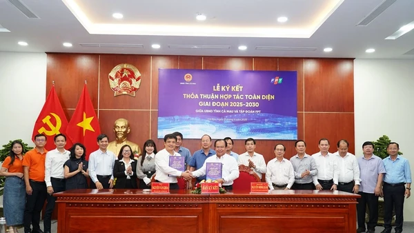 Ông Nguyễn Minh Luân, Ủy viên Ban thường vụ Tỉnh ủy, Phó Chủ tịch UBND tỉnh và ông Nguyễn Văn Khoa, Tổng giám đốc Tập đoàn FPT đại diện ký kết hợp tác toàn diện giai đoạn 2025-2030.