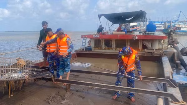 Phương tiện vận chuyển cát trái phép bị tạm giữ.