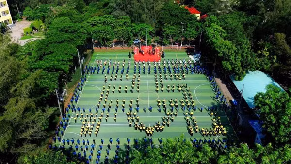 Giảng viên, sinh viên đồng diễn xếp hình kỷ niệm 25 năm Đại học Trà Vinh.