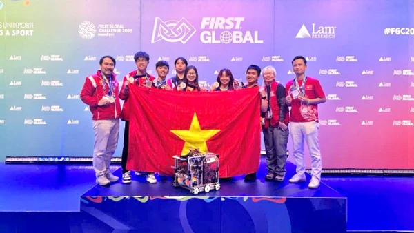 Trương Công Minh Quân (THPT FPT Đà Nẵng - thứ hai từ trái sang) và Nguyễn Trang Bảo Thy (THPT FPT Cần Thơ - thứ ba từ trái sang) cùng đội tuyển thi đấu trực tiếp tại FIRST Global Challenge (Panama) ngày 1/11 vừa qua