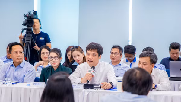 Ông Nguyễn Văn Khoa - Tổng Giám đốc FPT trình bày tham luận.