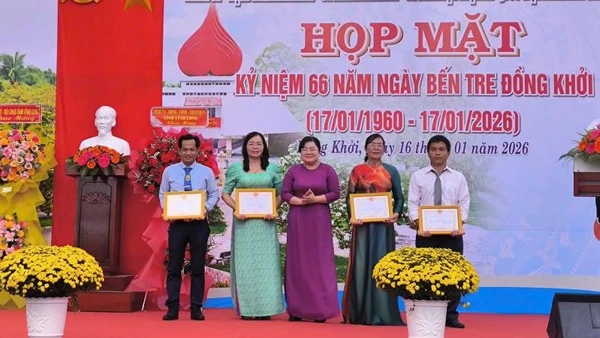 Đại biểu tham dự buổi họp mặt trao giấy khen cho các tập thể, cá nhân có thành tích trong tổ chức họp mặt kỷ niệm 66 năm Ngày Bến Tre Đồng Khởi.