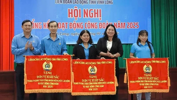 Liên đoàn Lao động tỉnh Vĩnh Long tặng đơn vị xuất sắc trong phong trào công nhân viên chức lao động và hoạt động công đoàn năm 2025.