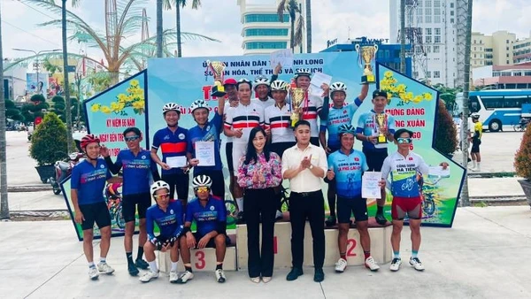 Ban tổ chức trao giải thưởng đồng đội cho các đội đoạt giải.