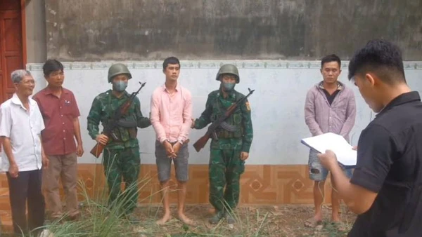 Hai đối tượng tàng trái phép chất ma túy bị cơ quan chức năng bắt giữ.