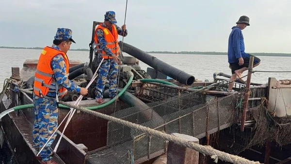 Lực lượng Bộ đội Biên phòng tỉnh Vĩnh Long bắt giữ 4 phương tiện vận chuyển cát trái phép.