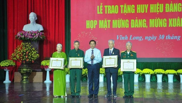 Tỉnh ủy Vĩnh Long trao Huy hiệu Đảng cho các đảng viên.