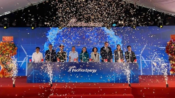 Đại biểu tham dự buổi lễ thực hiện nghi thức khánh thành Nhà máy điện gió Sunpro.