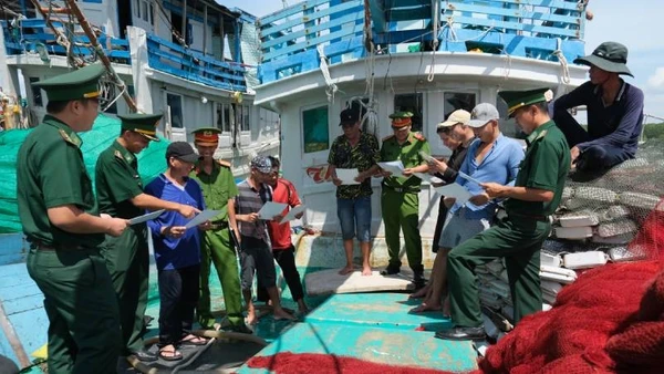 Công an xã Tân Thủy phối hợp Đồn Biên phòng Hàm Luông tuyên truyền ngư dân chống khai thác bất hợp pháp, không báo cáo, không theo quy định. 