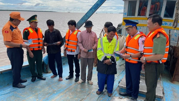 Tỉnh Vĩnh Long tập trung tuyên truyền chống khai thác IUU cho ngư dân. (Ảnh: HOÀNG TRUNG)