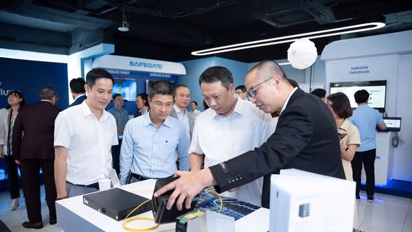 SafeGate giới thiệu các sản phẩm an inh mạng tại lễ ra mắt.