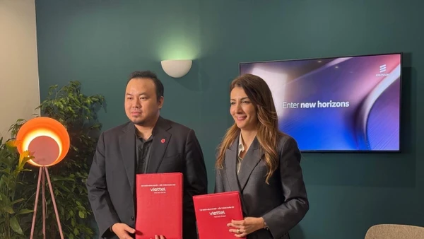 Bà Rita Mokbel, Chủ tịch Ericsson Việt Nam, và ông Lê Quang Hiếu, Phó Tổng giám đốc, Viettel Networks tại buổi lễ ký kết.
