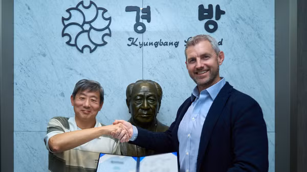 CEO Alyn Franklin (bên phải) của Oritain và chủ tịch Joon Kim của Kyungbang tại lễ ký kết.