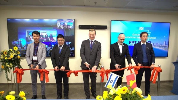 Lãnh đạo tại điểm cầu Israel tham dự cắt băng công bố thành lập FPT Israel.