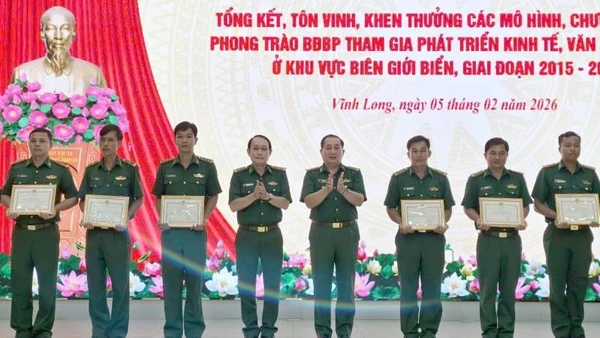 Lãnh đạo Bộ đội Biên phòng tỉnh Vĩnh Long trao giấy khen cho các tập thể, cá nhân có thành tích xuất sắc.