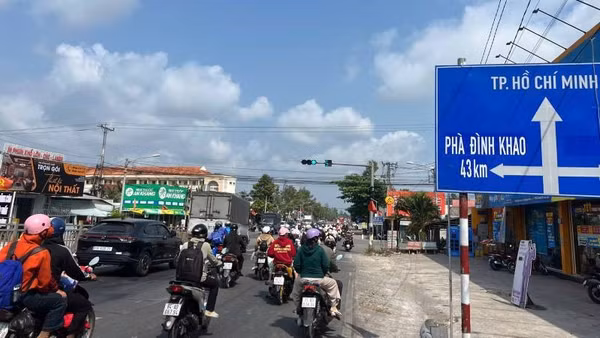 Rất đông phương tiện đổ về Thành phố Hồ Chí Minh sau kỳ nghỉ Tết.