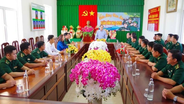 Tỉnh ủy Vĩnh Long thăm, chúc Tết cán bộ, chiến sĩ Hải đội Biên phòng 2 và Đồn Biên phòng cửa khẩu Cảng Trường Long Hòa.