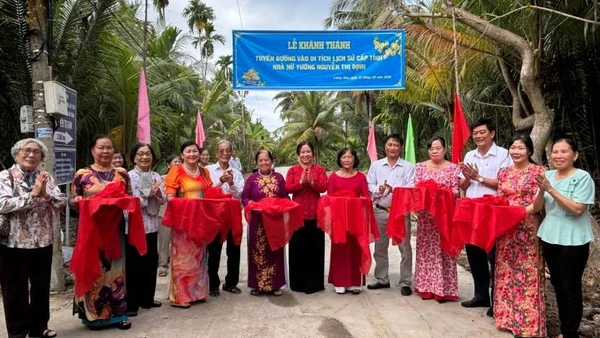 Đại biểu tham dự buổi Lễ thực hiện nghi thức cắt băng khánh thành công trình.