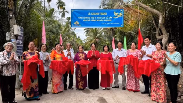 Đại biểu tham dự buổi Lễ thực hiện nghi thức cắt băng khánh thành công trình.