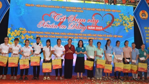 Lãnh đạo tham dự Chương trình tặng quà cho công nhân lao động.