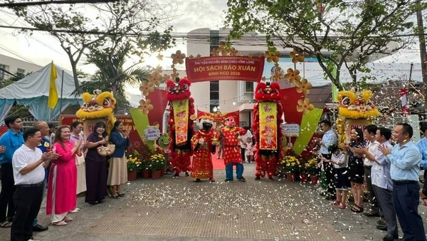 Đại biểu tham dự buổi lễ thực hiện nghi thức khai mạc Hội sách, báo Xuân Bính Ngọ 2026.